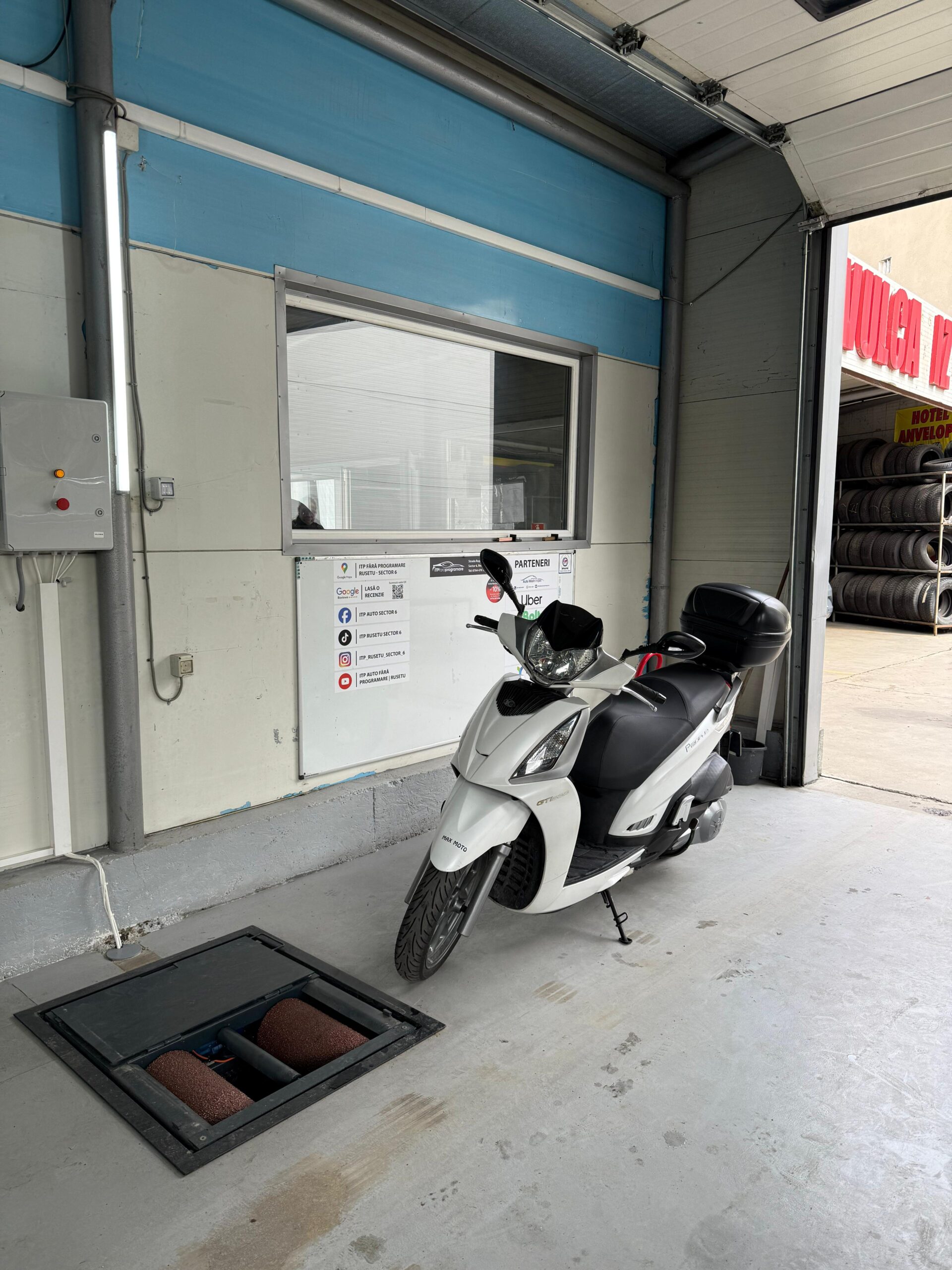 Scuter 49 cmc în fața unei stații ITP din Sector 6
